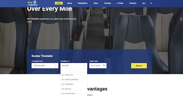 Oficjalna wyszukiwarka połączeń i rozkład jazdy na stronie KTEL Chalkidikis. Zrzut ekranu pokazuje system rezerwacji biletów online na trasie Saloniki (Thessaloniki) – Kalives, z widocznym panelem wyboru daty i kierunku podróży na tle nowoczesnego wnętrza autobusu.